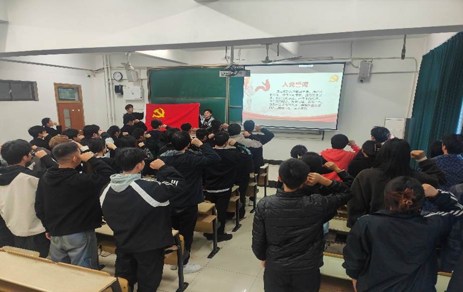 一群人在开会 AI 生成的内容可能不正确。